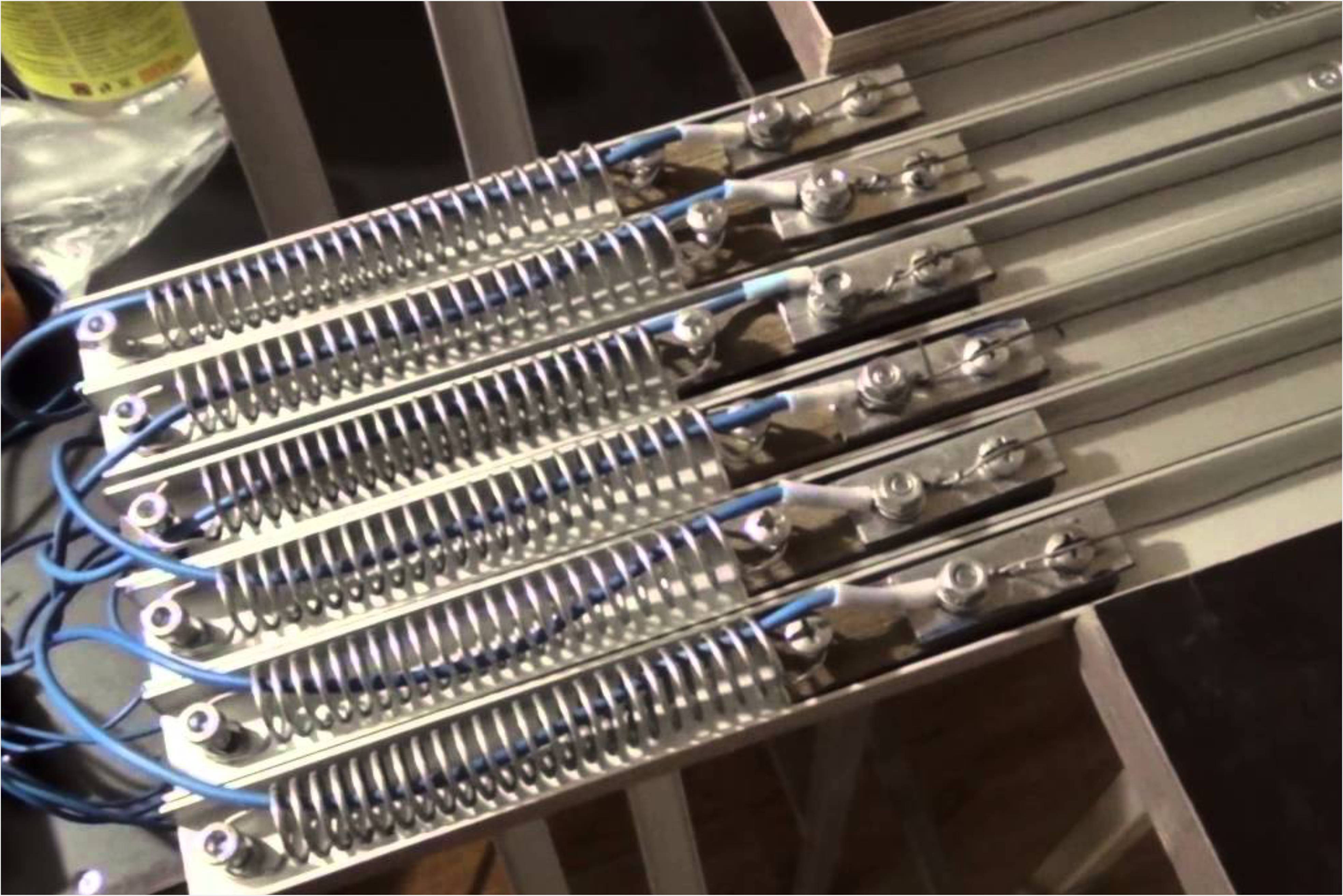 Система крепления самоподтягивающихся струн накаливания для термогибки пластиков.