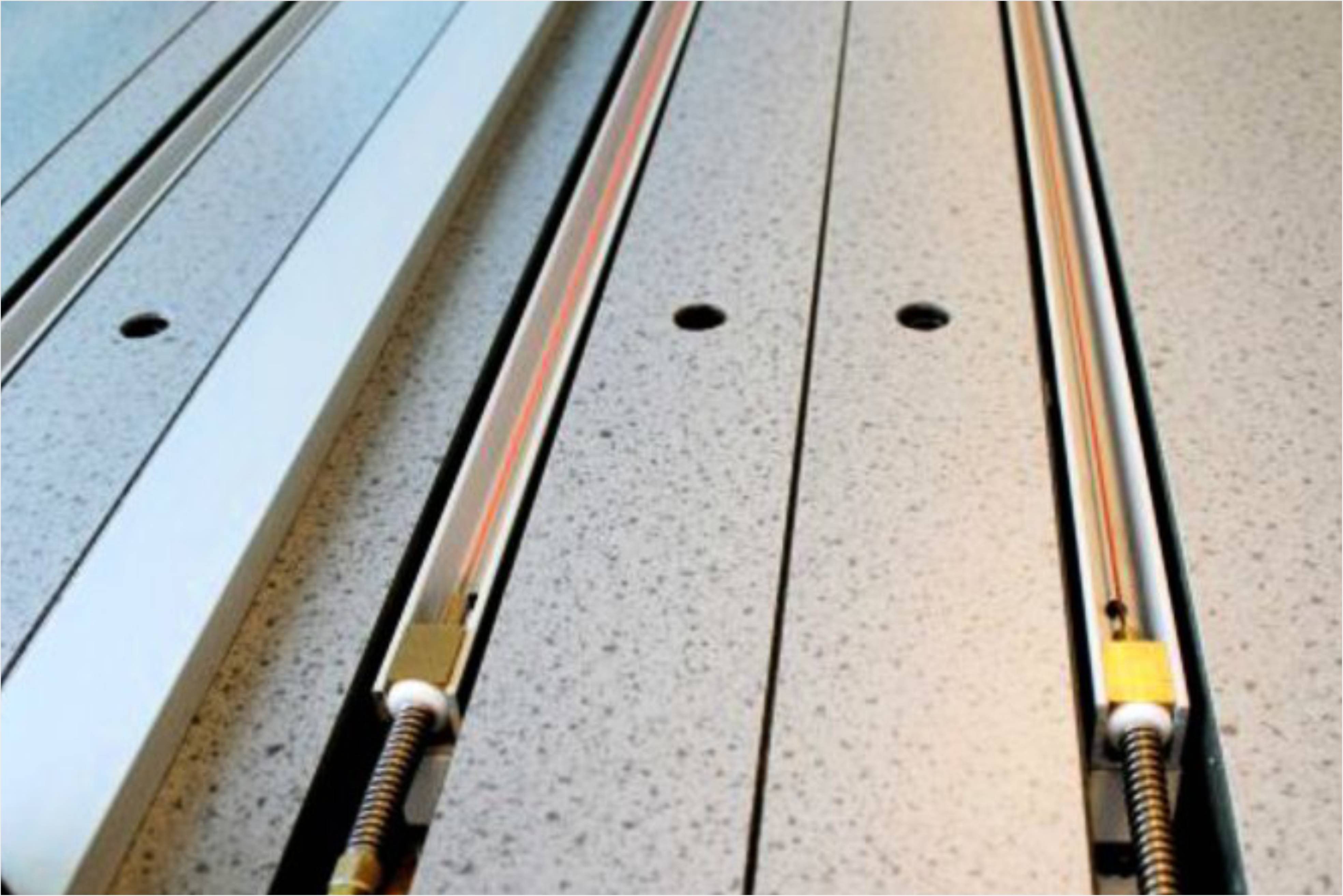 Термостанок для гибки пластика с опорными столами.